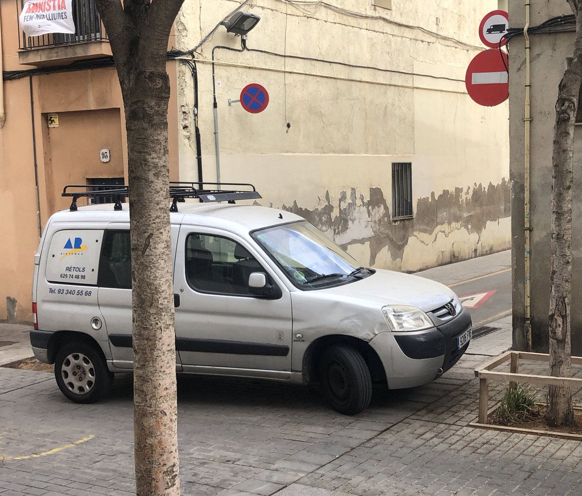 Vaja, sembla que alguns han aprofitat el tall del carrer Arbúcies #TransitSantAndreu <a href="/BCN_SantAndreu/">BCN_SantAndreu</a> per trobar un aparcament VIP totalment de franc…
