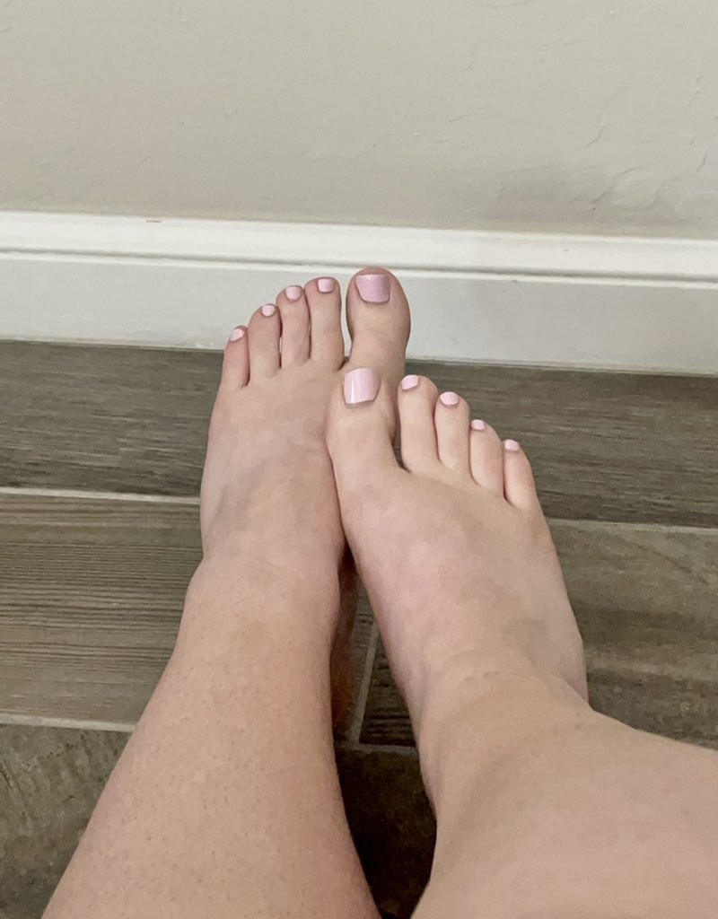 GrayAshley14's tweet photo. “On Wednesdays we wear pink” #feetpicsforsales #feetfethish #feetfinder #nailpolish #toes #foot #feetlover #feetpic https://t.co/HICtdHTPRB