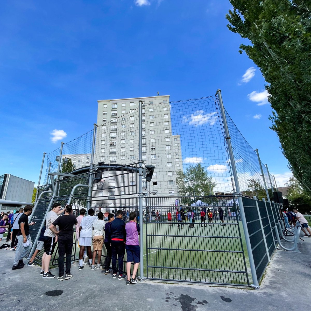 VilledeReims's tweet photo. Inauguration en présence de #jeunes et habitants, après une journée festive et un tournoi de #foot inter-quartiers, du terrain multisports #Walbaum dédié à la pratique du #football et du basket. Un projet qui a fait l’objet d’une #concertation avec les habitants du #quartier. https://t.co/ctwqrAvHnG