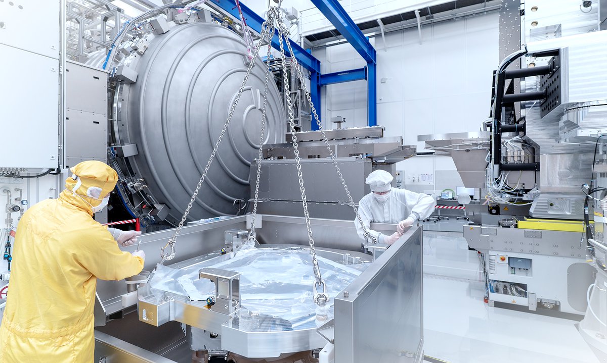 It takes more than a year to manufacture the extremely precise mirrors for the next EUV generation, 👀 High-NA EUV. The mirrors enable even smaller semiconductor structures and are about ten times as heavy as previous EUV mirrors. That’s why they have to be transported by crane.