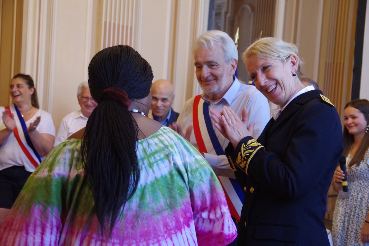 Prefet38's tweet photo. Cérémonie | Aujourd'hui 70 personnes ont reçu solennellement leur décret📃 de #naturalisation des mains de Nathalie Cencic, secrétaire générale adjointe du @prefet38, et en présence des élus locaux.
Félicitations à eux et bienvenue dans la citoyenneté française 🇫🇷! https://t.co/rEVgnxJk1v