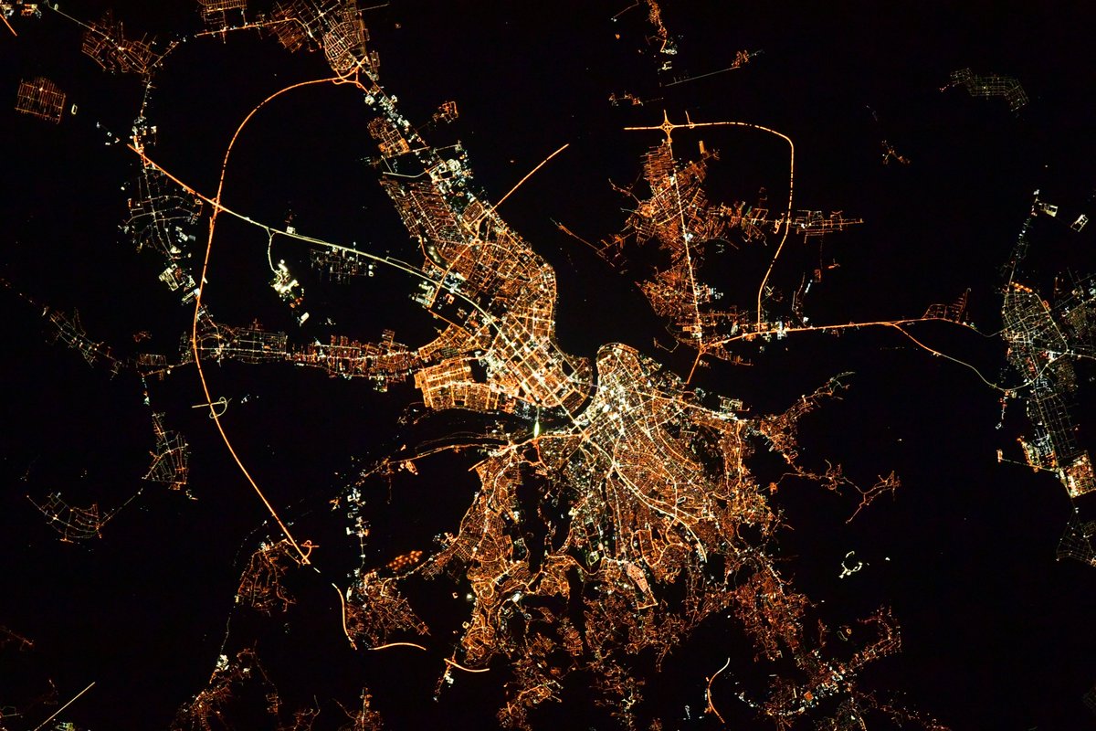 AstroSamantha's tweet photo. Здраво Београде, леп дању и ноћу! 🇷🇸
Hello Belgrade, beautiful by day and by night! Ciao Belgrado, bella di giorno e di notte! #Serbia #MssionMinerva https://t.co/BrJwPj4luT