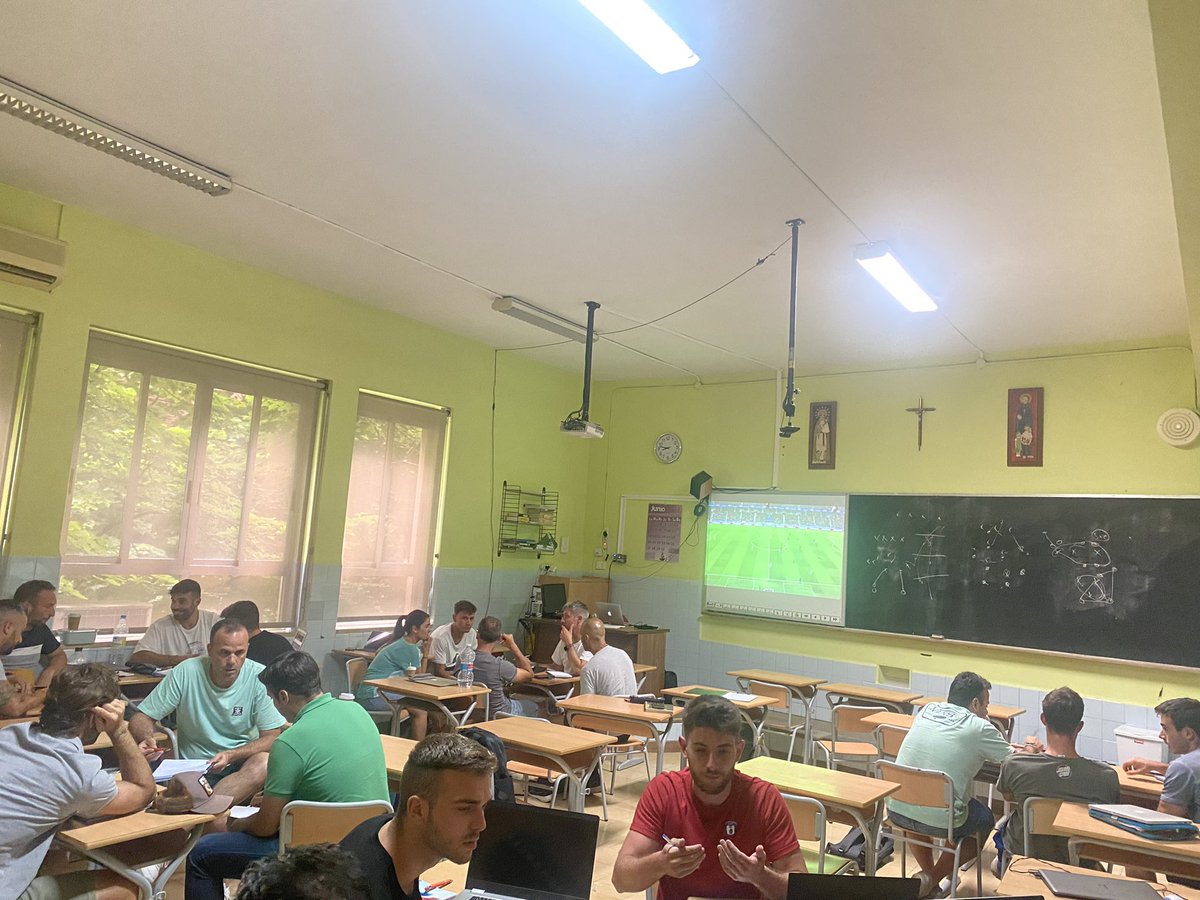 PJimenez83's tweet photo. Seguimos en la oficina!! Hoy toca análisis de rival para preparar plan de partido antes sus potencialidades y debilidades⚽️📹💻. Seguimos a full con las clases de Táctica en el nivel 3 #analisisrival #futbol #formacion https://t.co/179y9qD1gc