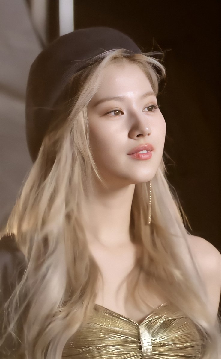 bysanapics's tweet photo. omg look at her 
#SANA #사나 #サナ #Celebrate https://t.co/5YNgImj0Op
