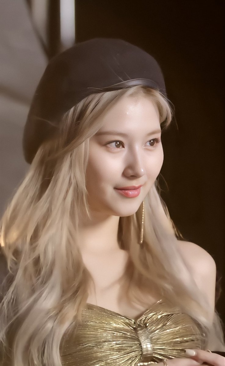 bysanapics's tweet photo. omg look at her 
#SANA #사나 #サナ #Celebrate https://t.co/5YNgImj0Op