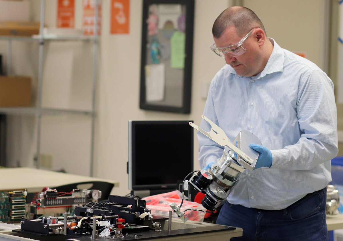 PortlandCC's tweet photo. Great careers await in the semiconductor industry! Thankfully PCC has a respected microelectronics program that offers a 2-year degree, feeding qualified graduates to companies like @intel @QorvoInc @BIOTRONIK_News @LamResearch @thermofisher
Learn more! https://t.co/09v5K1G4Ha https://t.co/vGjdrnVzNX