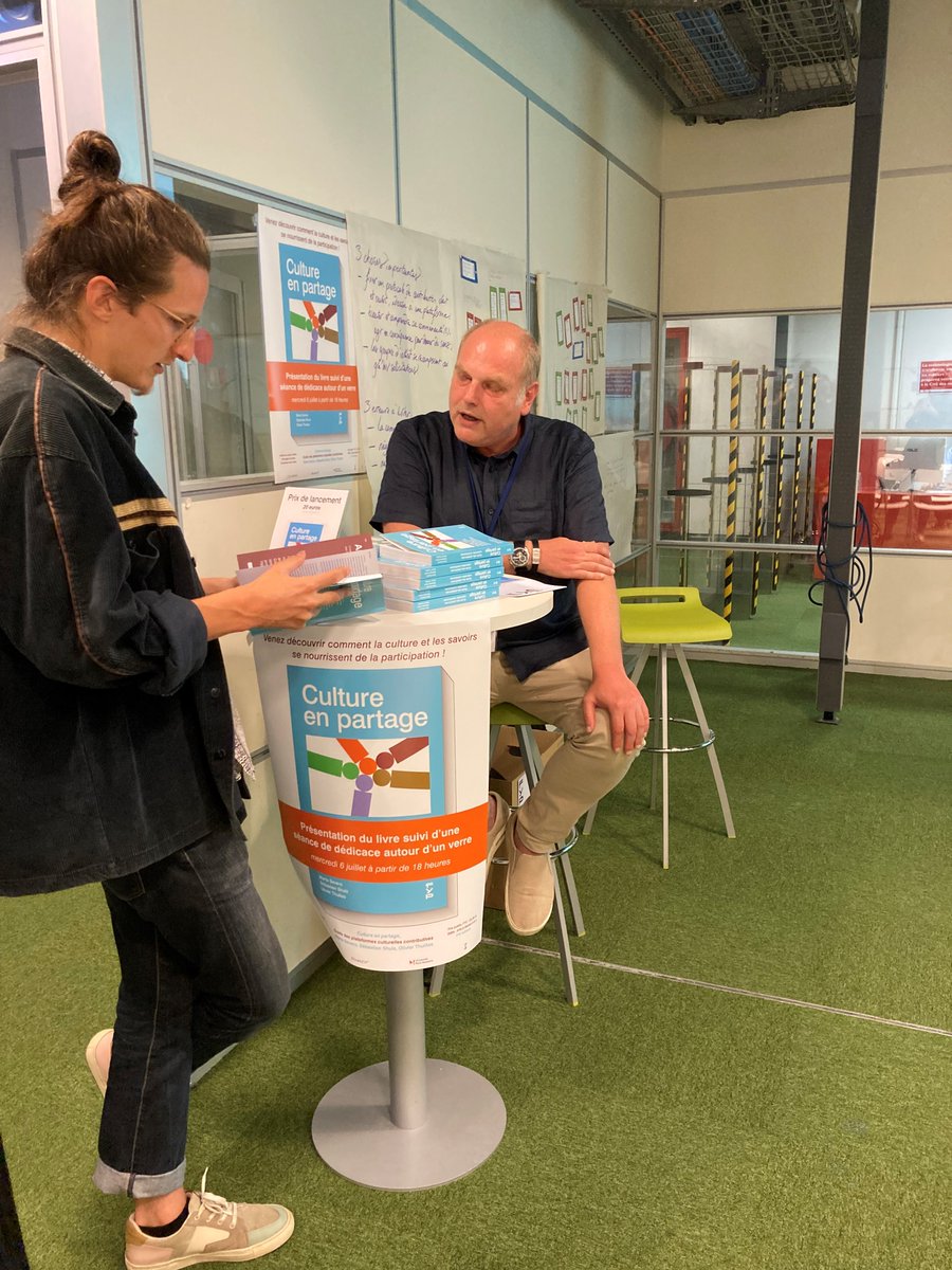 CarrNum's tweet photo. Le #ForumCollabora se termine avec la présentation du livre « Culture en partage. Guide des plateformes culturelles contributives » par ses auteurs @martaseve @OThuillas et @sebastienshulz et en présence de @fypeditions https://t.co/7uhAalq23M