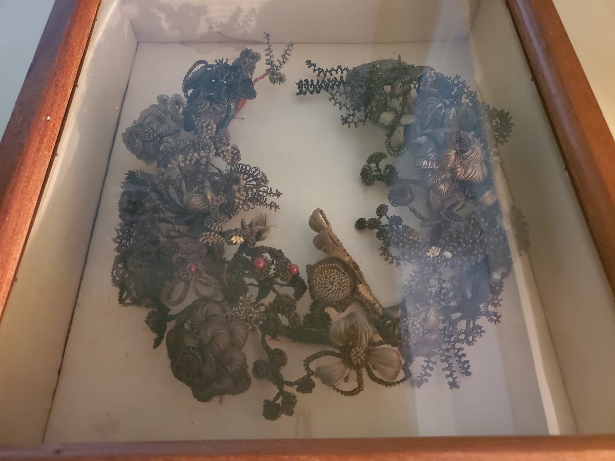 historyaliveKC's tweet photo. 1. Before the Civil War, people tended to die and be buried at their homes. Funerals were meant to not only commemorate the dead but also to comfort the living. One way the living comforted themselves was by producing funeral goods like mourning jewelry and hair art. https://t.co/ZZUdSmWwaQ