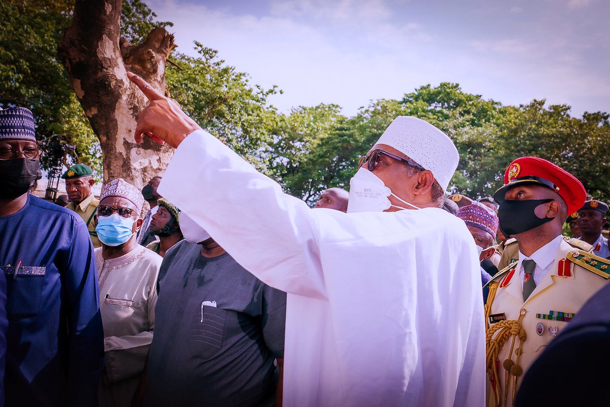 BoomRadioNG's tweet photo. President Buhari Visits Kuje
President Muhammadu Buhari as this afternoon visited the #kujeprison in Abuja following the attack on the prison yesterday by Boko haram terrorist. Over 400 inmates are believed to be on the run following the #kujeprisonattack. https://t.co/x707YUpYdu