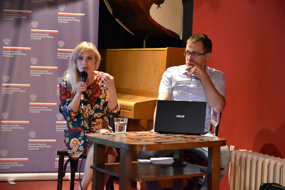 PLinOstrava's tweet photo. Wczoraj z inicjatywy @PLinOstrava autorka biografii Kornela #Filipowicz|a - Justyna Sobolewska, opowiedziała o cieszyńskim okresie pisarza. Spotkanie w Klubie Dziupla @kongrespolakow moderował Jurij Zawadski, ukraiński wydawca, pochodzący z rodzinnego miasta pisarza, Tarnopola. https://t.co/CLcjw6XsRF