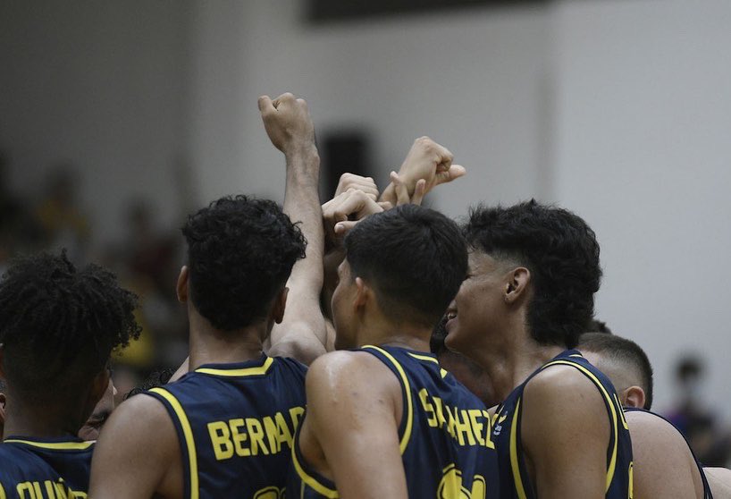 Fecolcesto's tweet photo. #Valledupar2022 

🟡🟡🔵🔴 ¡Somos ORO! 

La selección 🇨🇴 derrotó al quinteto panameño en una emocionante final.

🇵🇦(61) 🆚🇨🇴 (72)

¡Orgullosos de ustedes campeones!

📸 @JBolivarianos22 

#ColombiaSeráLeyenda #MásColombianosQueNunca #BaloncestoColombiano https://t.co/dBodE3CTU7