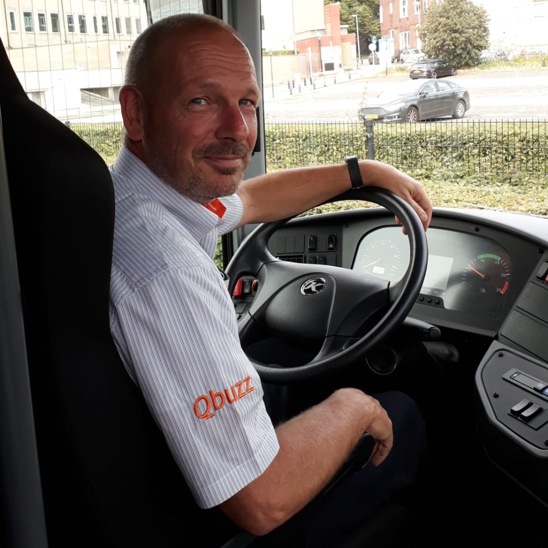 Op je 53e buschauffeur worden? Menno zette de stap. Hij verruilde zijn baan in de sales voor een baan als buschauffeur. Bovendien is hij nog lang niet uitgeleerd. Hij is namelijk de 1e flexkracht die zich inschreef voor een nascholingscursus. lees meer: ow.ly/ztVq50JKvAl