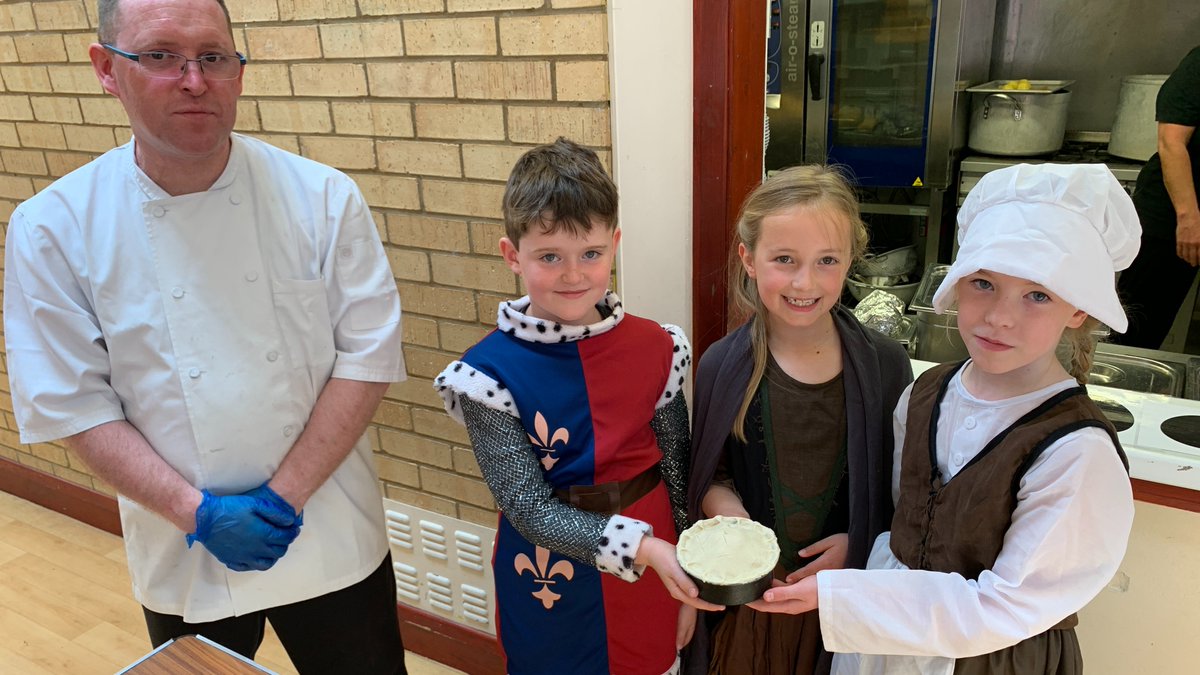 Gateway_School's tweet photo. Year 3 had a fabulous ‘Castles Day’ yesterday.  They designed their own coat of arms, built castles and took part in a medieval tournament.  The kitchen team prepared a medieval banquet and showed the children how food was prepared at that time.  
🏰🍗⚔️ https://t.co/6d3ZXMME0V