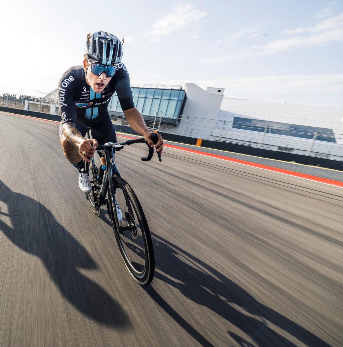 𝐈𝐓'𝐒 𝐇𝐄𝐑𝐄 🤯 

The next evolution of aero bikes - the <a href="/bikeonscott/">SCOTT Bike</a> Foil RC🔥

The perfect bike to meet the demands of sprinters, attackers and breakaway specialists. We can't wait to take it into action <a href="/LeTour/">Tour de France™</a> as we chase our goals.💪🏻 

#KeepChallenging #FoilRC