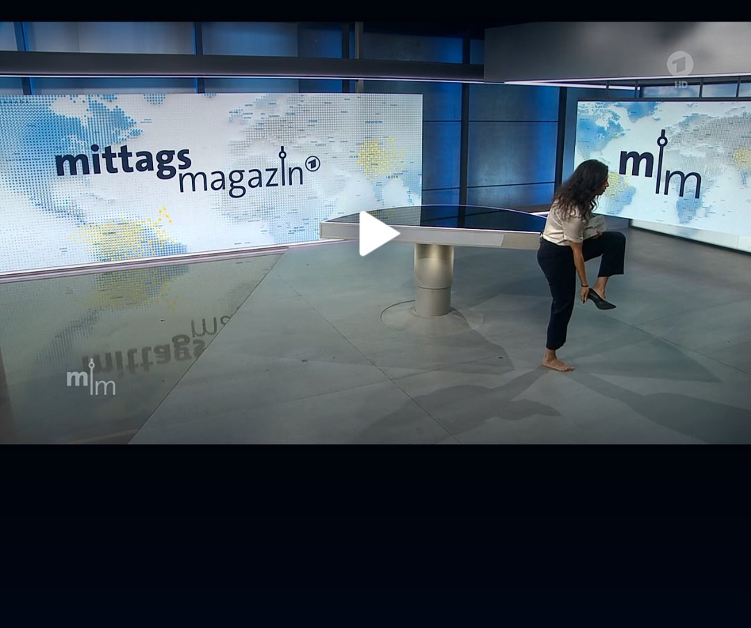 PetraMal's tweet photo. Sendung aus, Schuhe aus! Ich kann's so nachempfinden ☺️ @NadiaKailouli #ARDMiMa #Mittagsmagazin https://t.co/GvDmfHq9YE