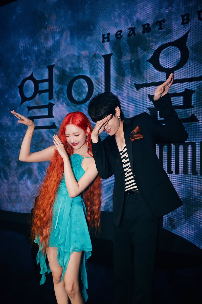 [#MIYAPIC📸]

220629 SUNMI [열이올라요] FAN SHOWCASE 

스페셜 MC 뱀뱀과 함께한
컨셉천재만재영재 선미의 쇼케이스❤️‍🔥

#선미 #SUNMI
#열이올라요 #HeartBurn