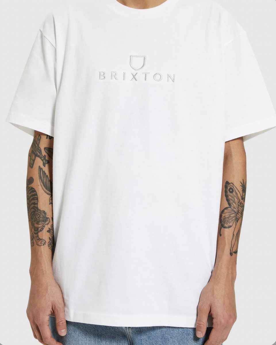 Everythinghipho's tweet photo. Quoi de mieux qu’un t-shirt lumineux blanc pour raviver votre splendide garde-robe ? 

Dans son style chic et décontracté Brixton nous surprend toujours ! 

Retrouvez ce modèle ici : Brixton Alpha Thread T-Shirt White : https://t.co/w7Qq2MzZhF

#everythinghiphop #soleil #style https://t.co/GbICo0KDk5