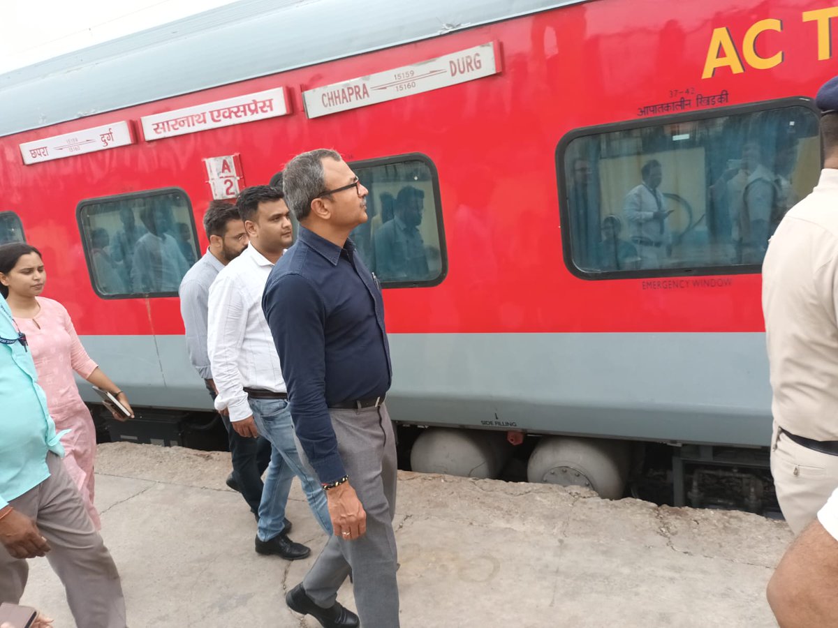 drmbsbner's tweet photo. Surprise inspection of cleanliness and quality of amenities available in train no. 15160 (Durg - Chhapra Sarnath Exp.).
#PassengerSatisfaction https://t.co/ahCMml4G8f