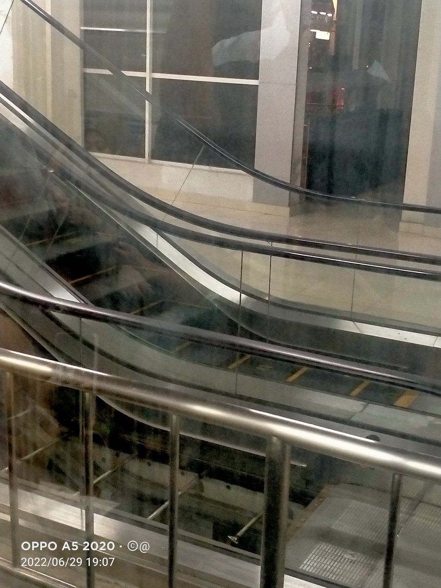 ca_mursalin's tweet photo. @CommuterLine kenapa eskalator  stasiun sering rusak ..manggarai jatinegara  dan ..?? Ini barang baru semua eskalatornya. https://t.co/sdj2qH2cft
