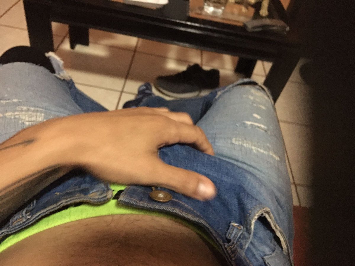 ELrickpapi's tweet photo. Estoy cansado, ¿Quién me hace un masaje?
Estoy al pendiente de sus DMs📩 
Disponible el Telegram con fotos y videos explicitos y ricos 
#feetfethish #feet #piesmexico #bulgegrab #Sexy https://t.co/JX0tkAWVWy