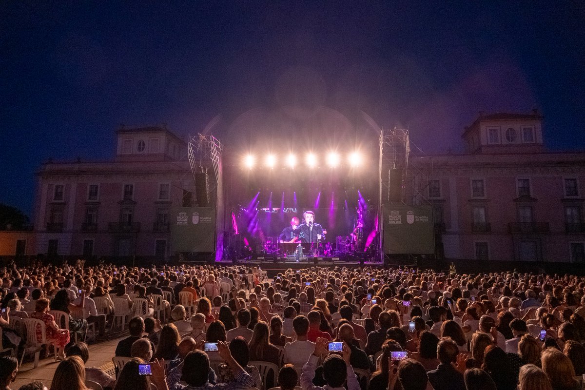 soloboadilla's tweet photo. Gran noche la de ayer en Boadilla, con un artista y vecino que brilla con luz propia allá donde va. Gran concierto. @RAPHAELartista
#boadilladelmonte #raphael #veladasdelpalacio #conciertos #mejorimposible https://t.co/6DtuyJ3hjy