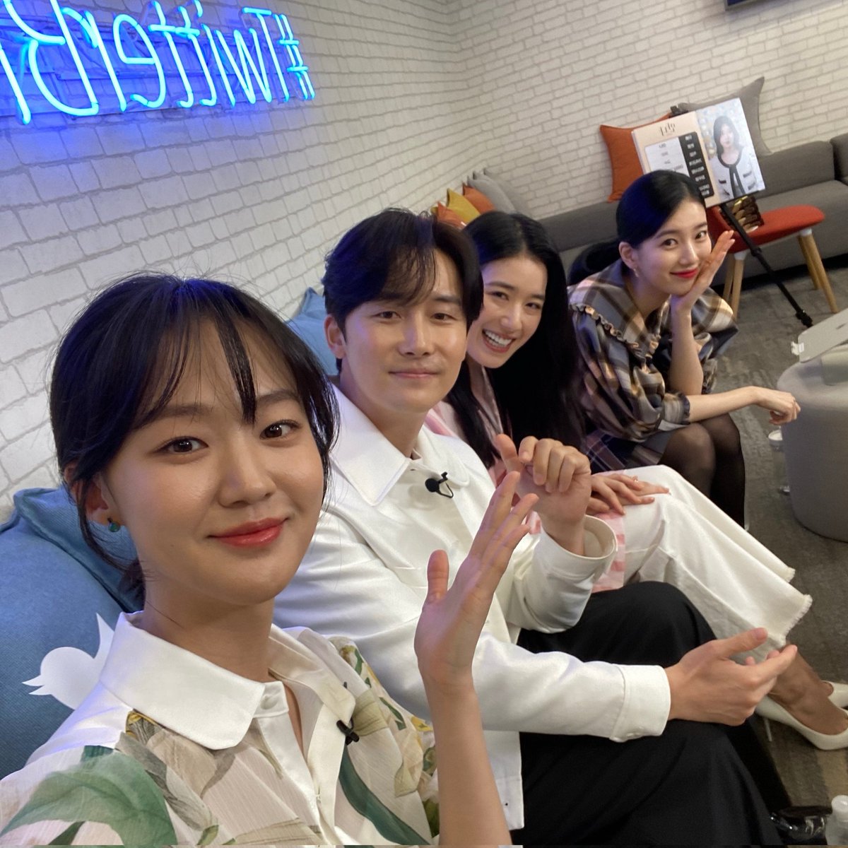 BaeSuzyMyanmar's tweet photo. Blue room live က​တော့ရယ်ရယ်​မော​မော ​ပျော်​ပျော်ရွှင်ရွှင်နဲ့ ပြီးသွားပါပြီ 😍

Anna Team က​တော့ တကယ့်စခွီ 🤣

#BaeSuzyMyanmarSueweeties #BaeSuzy #Suzy #Anna #AskAnna #배수지 #안나 https://t.co/WkZf5GfFcf