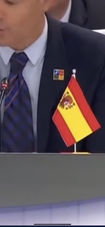 wranglerow's tweet photo. @ldpsincomplejos Por más de 370 razones en forma de asesores personales, que permiten que se presente ante el mundo entero con la enseña nacional puesta del revés https://t.co/hpxbPYikwr