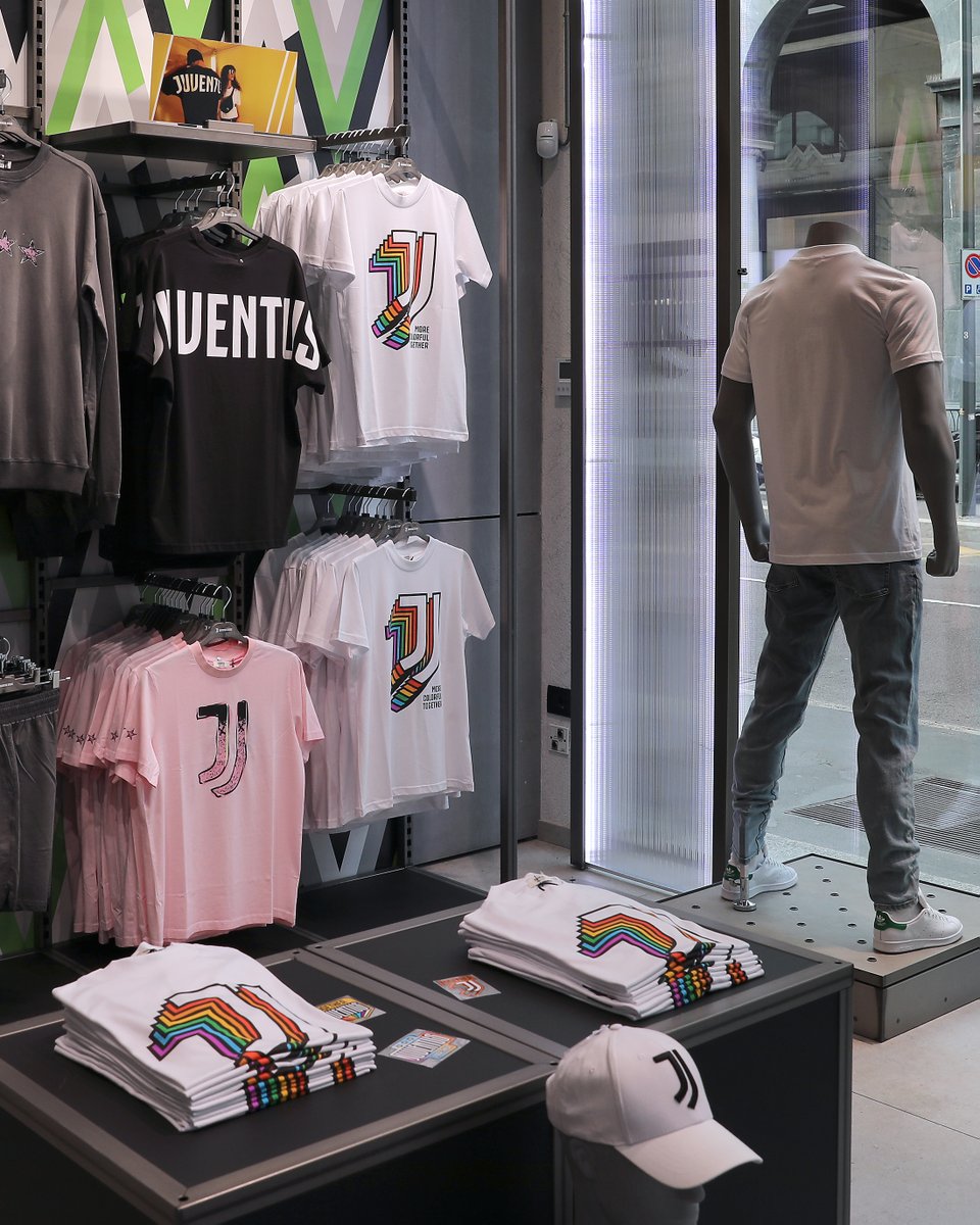 juventusfc's tweet photo. Orgogliosi di supportare il Pride🙌
Lo Juventus Store di Milano è pronto🏳️‍🌈
👕🛒https://t.co/OQo6bxfYX9 

Il ricavato sarà raddoppiato e destinato al Rainbow Social Fund fondo di solidarietà nato con i proventi del @MilanoPride

#MoreColorfulTogether #DifferencesMakeTheDifference https://t.co/LbyEhkYHbj