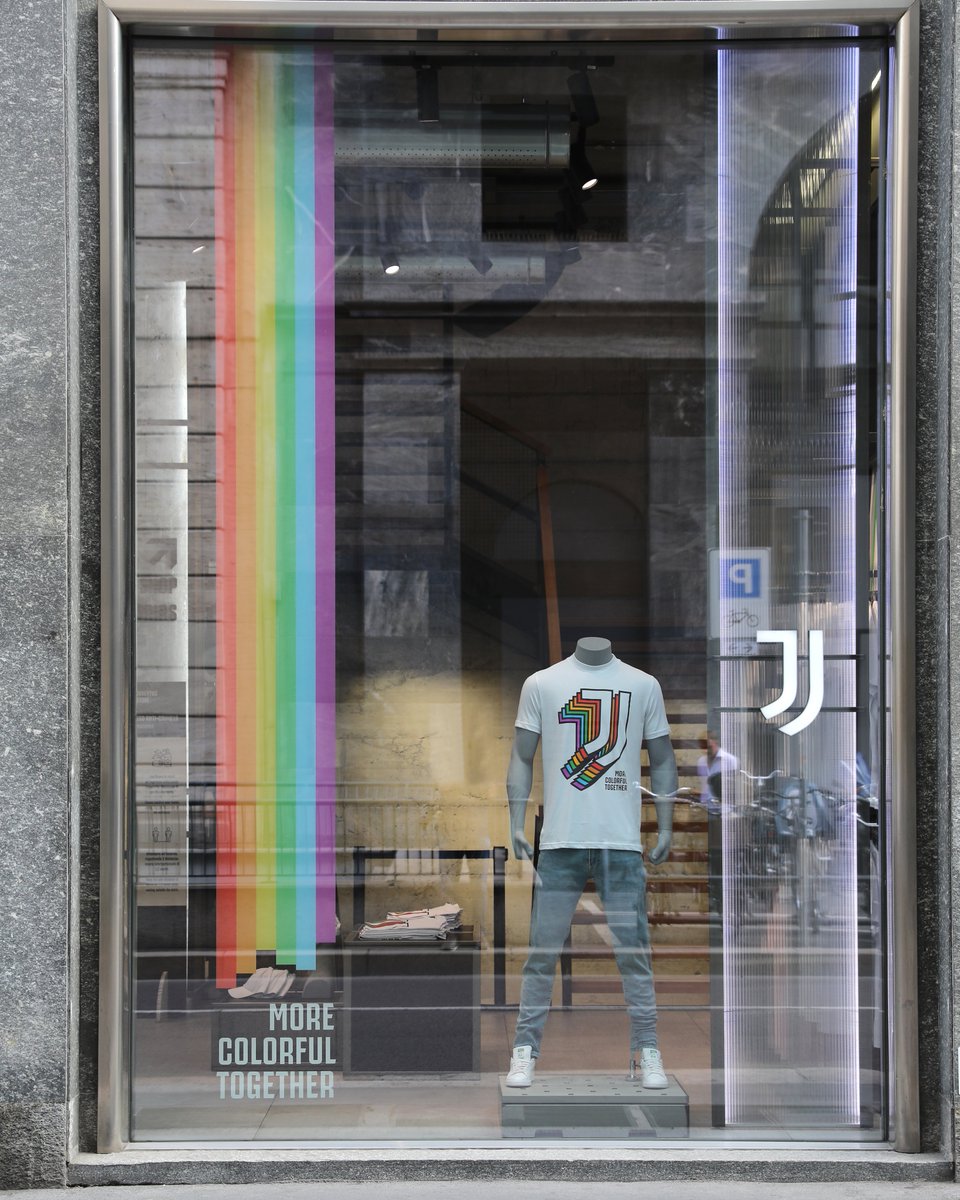 juventusfc's tweet photo. Orgogliosi di supportare il Pride🙌
Lo Juventus Store di Milano è pronto🏳️‍🌈
👕🛒https://t.co/OQo6bxfYX9 

Il ricavato sarà raddoppiato e destinato al Rainbow Social Fund fondo di solidarietà nato con i proventi del @MilanoPride

#MoreColorfulTogether #DifferencesMakeTheDifference https://t.co/LbyEhkYHbj
