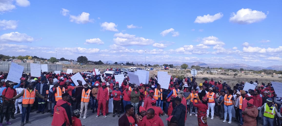 Samrat_Riba's tweet photo. Impala must not give SMMEs opportunities to deal with labor issues but proper integration into the mining operations which must be translated into business opportunities ✊🏾⚔️🇿🇦 #ImpalaMustFall https://t.co/iIQHGHsxlN