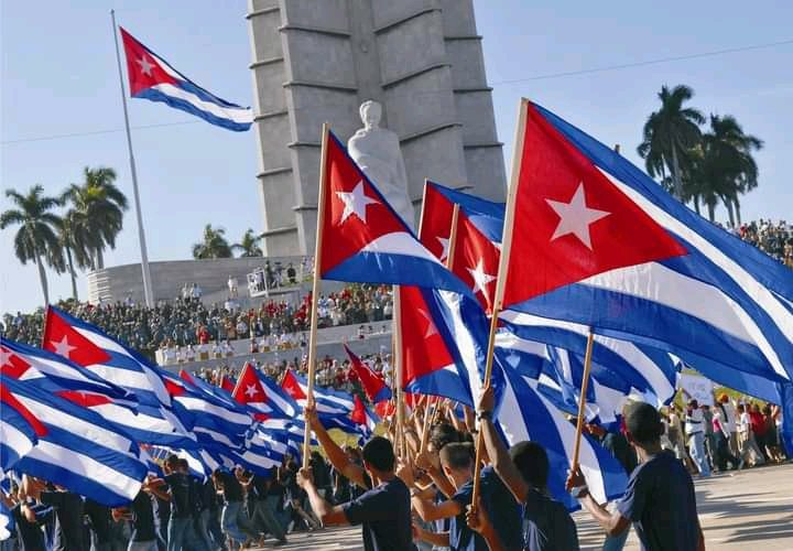 José Martí "La política es el arte de inventar un recurso a cada nuevo recurso de los contrarios, de convertir los reveses en fortuna; de adecuarse al momento presente, sin que la adecuación cueste el sacrificio, o la merma del ideal que se persigue". #ParaCubaTrabajamos