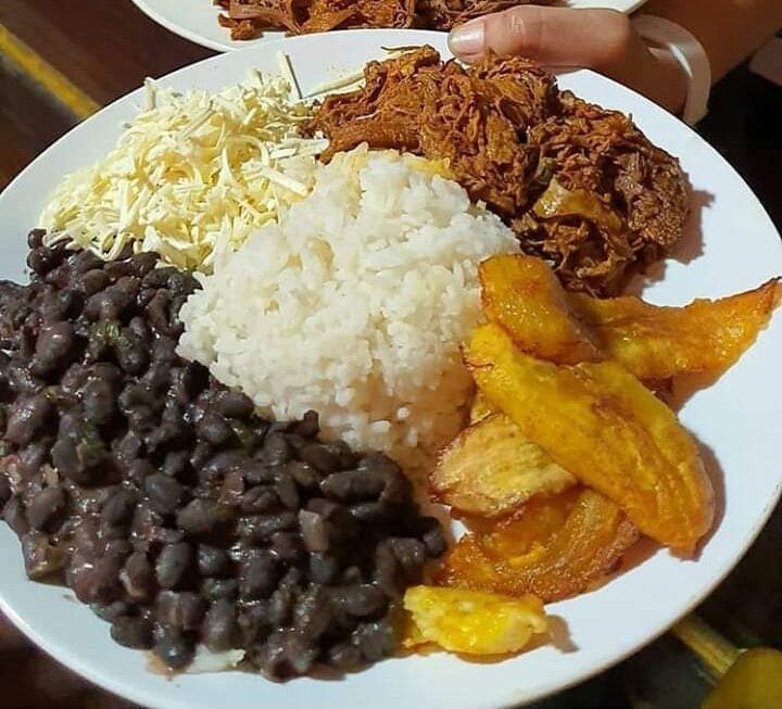 El pabellón criollo es un plato tradicional de #Venezuela reconocido como el plato nacional por excelencia de la gastronomía venezolana. 

Está compuesto por arroz blanco, carne mechada, caraotas (frijoles) negros y tajadas de plátano maduro frito, alguna variante incluye queso.