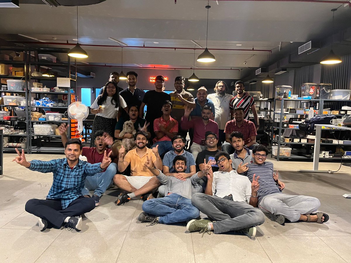 OrangewoodLabs's tweet photo. The Dream Team!💪🤖

#orangewoodlabs #fridaynight #startup #partyvibes #deeptech #hardware #automation #startup https://t.co/fS7ZHiHJHL