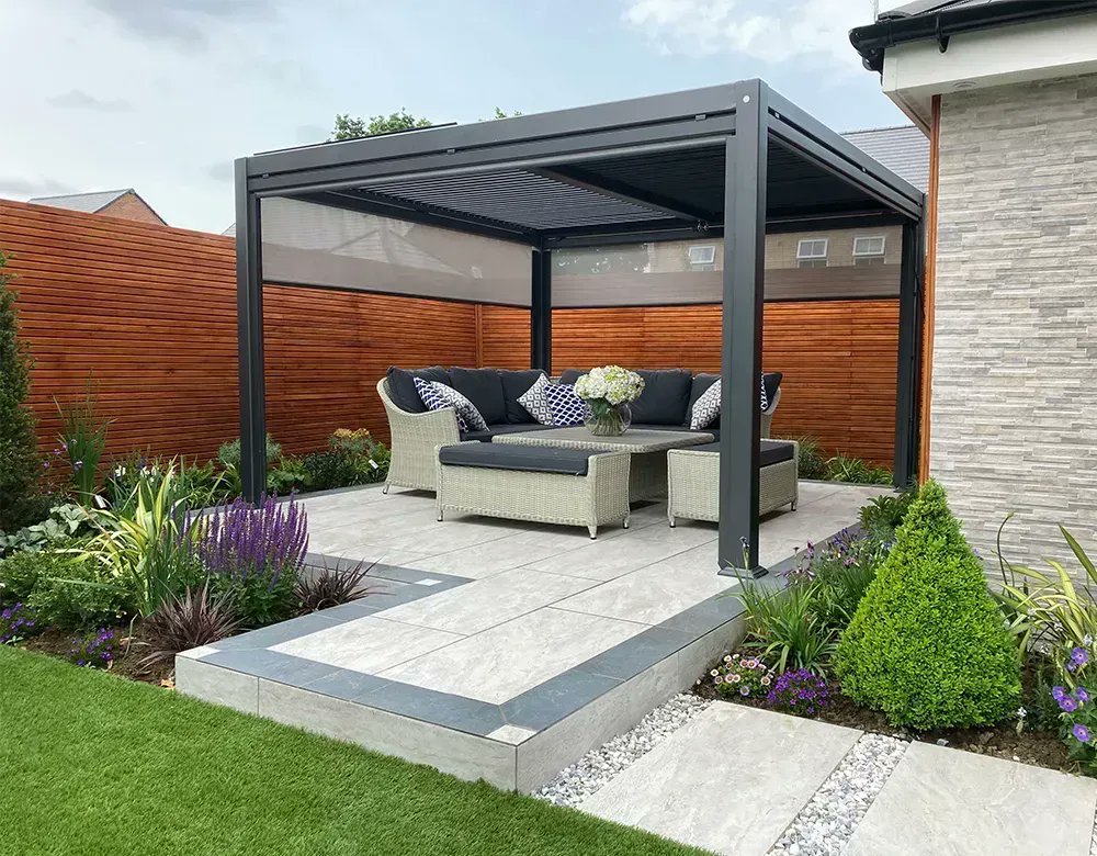 jongowergarden1's tweet photo. The @suns_lifestyle Maranza pergola looks stunning in our latest design in Essex.
Surrounded by larch fence batons and the end of the neighbouring garage, this was the perfect corner for the seating area to look over the rest of the garden.

#sunslifestyle #pergola https://t.co/IfDqNi6jo3