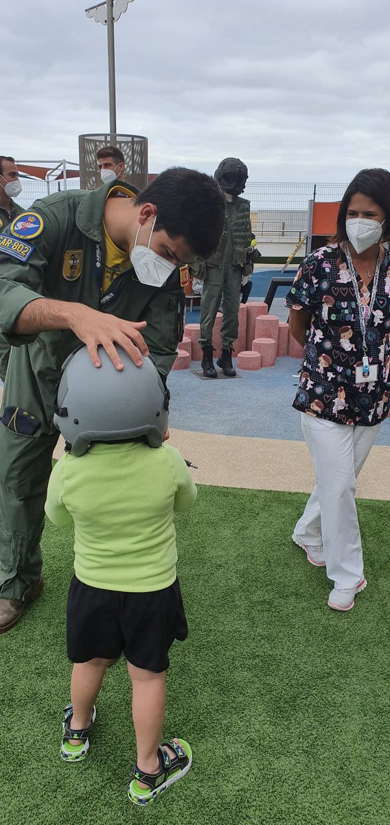 jhercubj's tweet photo. Hoy los niños de nuestro hospital han recibido la visita del grupo de pilotos del Ala 46 del Ejército de Aire. Gracias por esta actividad que ha sido un éxito entre nuestros pacientes pediátricos. #HUMIC #SomosMaterno #Ala46 https://t.co/rWknUfBm0c