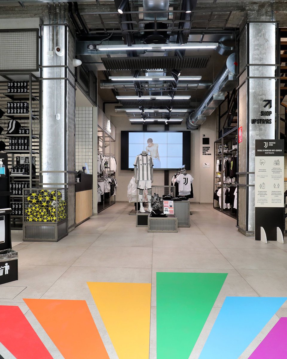 juventusfcpt's tweet photo. A Juventus Store está pronta para o Orgulho 🏳️‍🌈👕

A renda da camiseta #MoreColorfulTogether será dobrada e doada ao Rainbow Social Fund, um fundo de solidariedade criado com a renda de @milanopride 🙌

 🛒➡️ https://t.co/VYGOO4Ggfp

 #DifferencesMaketheDifference https://t.co/vZvC50Y2AO