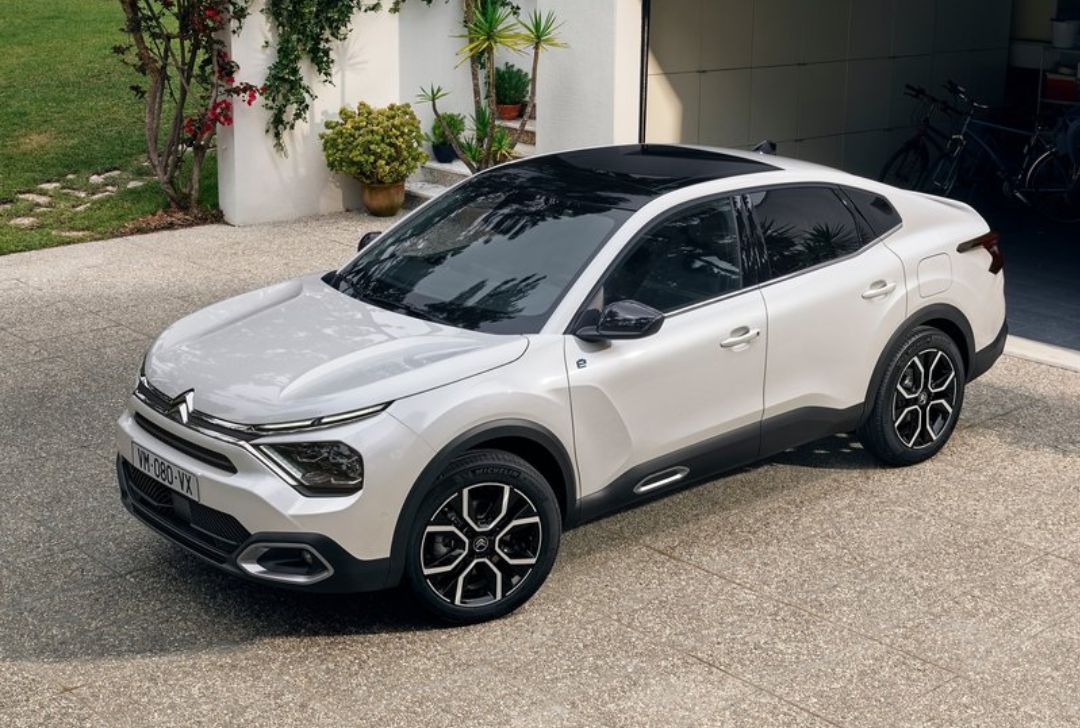 PlacaDosCarros's tweet photo. Depois de C4, C4 VTR, C4 Pallas, C4 Lounge e C4 Cactus, vem aí C4 X. #CitroenC4X https://t.co/P3aCiO0ksa
