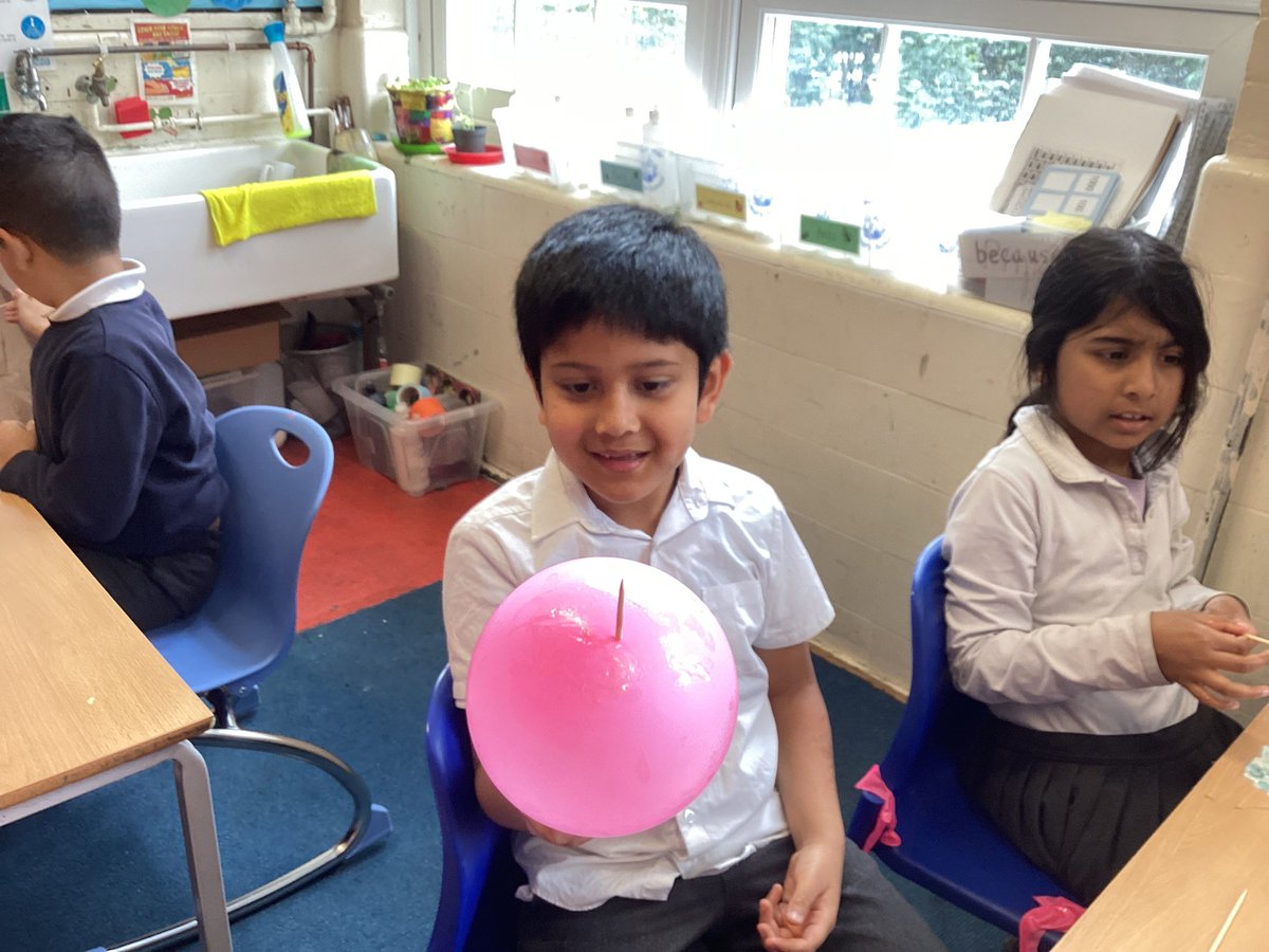 MayflowerSch's tweet photo. #ofili conducted a science experiment with balloons and wooden skewers for our English Hook yesterday. Some of us managed to successfully push the skewer through the balloon without it popping! #ks1 #science #englishhook https://t.co/neor65JOZQ