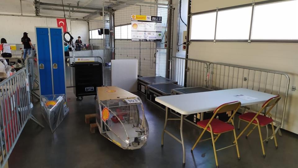 🏎️ Hoy hemos llegado al circuito de Nogaro. Tras registrarnos, hemos montado nuestro taller y luego nuestro campamento en el camping.
👉El Lince ha quedado preparado para intentar que mañana miércoles a partir de las 8:00 pueda superar las Inspecciones Técnicas.