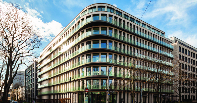commerzreal's tweet photo. Wework für Ärzte? Gibt es! Das zeigt das Health-Start-up @eterno_health, welches knapp 1.500 qm Büro- und Praxisfläche in unserer #hausInvest-Immobilie in der Bockenheimer Landstraße in Frankfurt am Main anmietet und damit optimal in unsere Vermietungsstrategie passt.