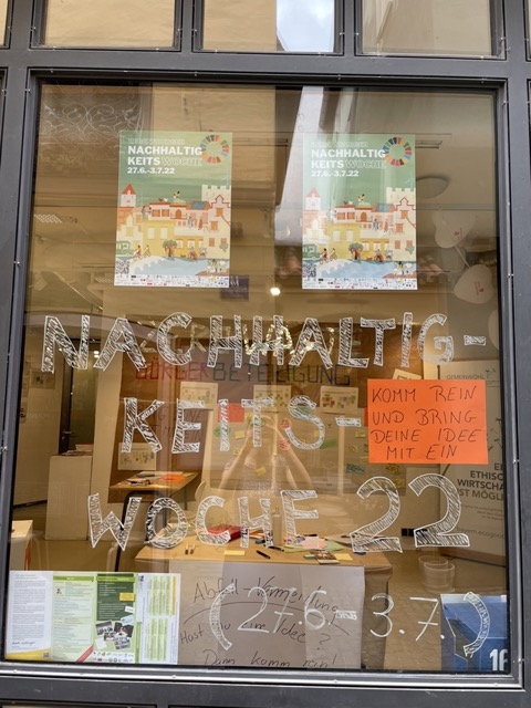 Vorbeikommen lohnt sich👉: Noch bis 18 Uhr sammeln wir auf der Regensburger #Nachhaltigkeit-swoche zusammen mit unseren Projektpartnern Ideen, wie Regensburg zur #zerowaste -Stadt werden kann 🗑️🚯

Eckdaten unter regensburger-nachhaltigkeitswoche.org/2022/06/27/zer…