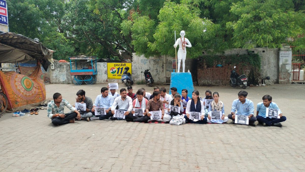 RohitRanaINC's tweet photo. #AgnipathScheme के विरोध में आज आगरा में @NSUIUPWest के कार्यकर्ताओं ने गांधी जी की प्रतिमा के समक्ष बैठकर धरना दिया और अग्निपथ योजना वापस लेने की मांग की।
@priyankagandhi
@KaunSandeep @Neerajkundan
#StudentsAgainstAgnipath https://t.co/3rdzGLJJiE