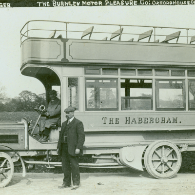 HLLancashire's tweet photo. Happy #NationalPicnicMonth This fantastic image from the #RedRoseCollection shows the Habergham bus in Burnley c.1906, which provided tours and picnics for groups and parties for the very reasonable price of a half penny per mile. https://t.co/WlBrPSAFJh