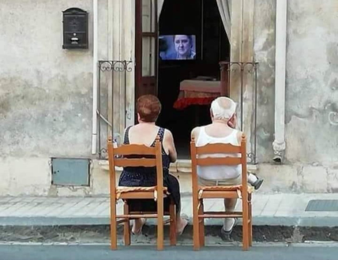 traductormurcia's tweet photo. Sacarse una silla la puerta pá ver la tele a través de la reja de la ventana y si pasa alguna vecina, decirle: "Acha, ¿ande váh tan ligera? ¡Corretera, quereh mú corretera! Pérate una miaja y te saco una sillica". Opcional botijo, raja melón d'agua y pipas ¡Viva Murcia, pijo! https://t.co/lzaXYSVBE8