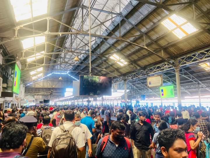 #Srilanka main train station Fort ,#colombo overcroded with passengers  as 12 noon today as staff cannot attended working due to #Fuel shortage.🕺🚉🏃‍♂️
#SriLankaCrisis #FuelShortage #GoHomeGota2022