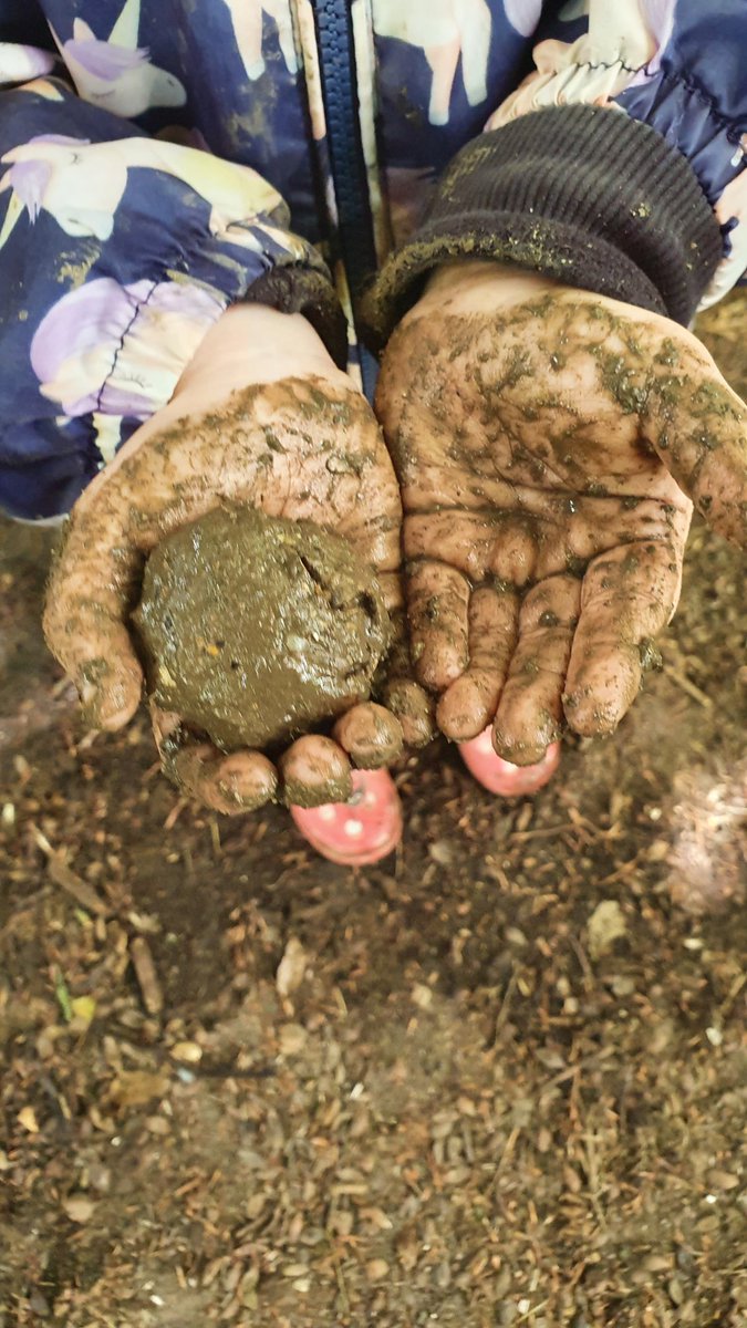 WhyteleafeOL's tweet photo. More #internationalmudfun with nursery #forestschool this afternoon. #mudpies #muddyfun https://t.co/LSORJFPoa0