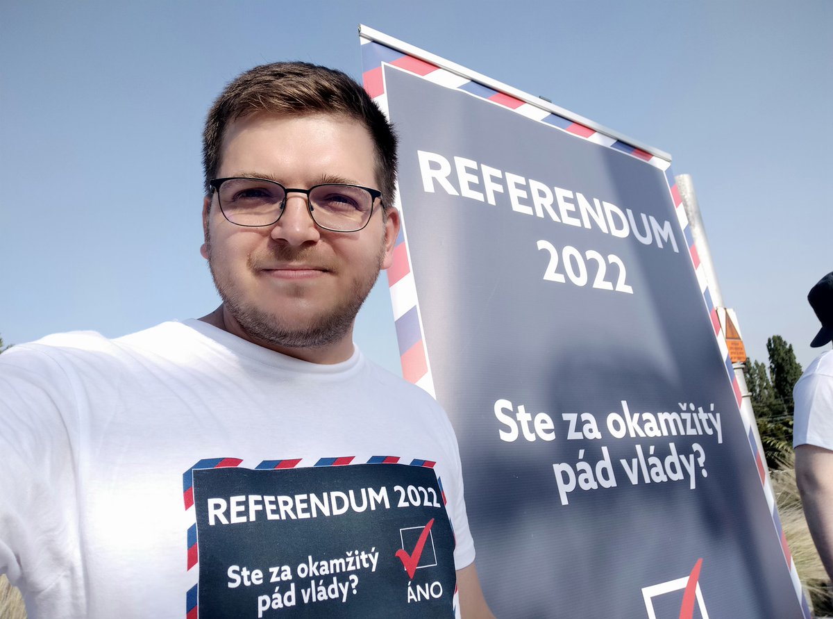 IgorMelicher's tweet photo. Zbierali sme podpisy na referendum pred Hlavnou stanicou v Bratislave 😁🇸🇰💪 https://t.co/XglQNhq36c