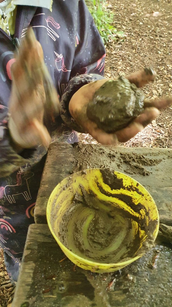 WhyteleafeOL's tweet photo. More #internationalmudfun with nursery #forestschool this afternoon. #mudpies #muddyfun https://t.co/LSORJFPoa0