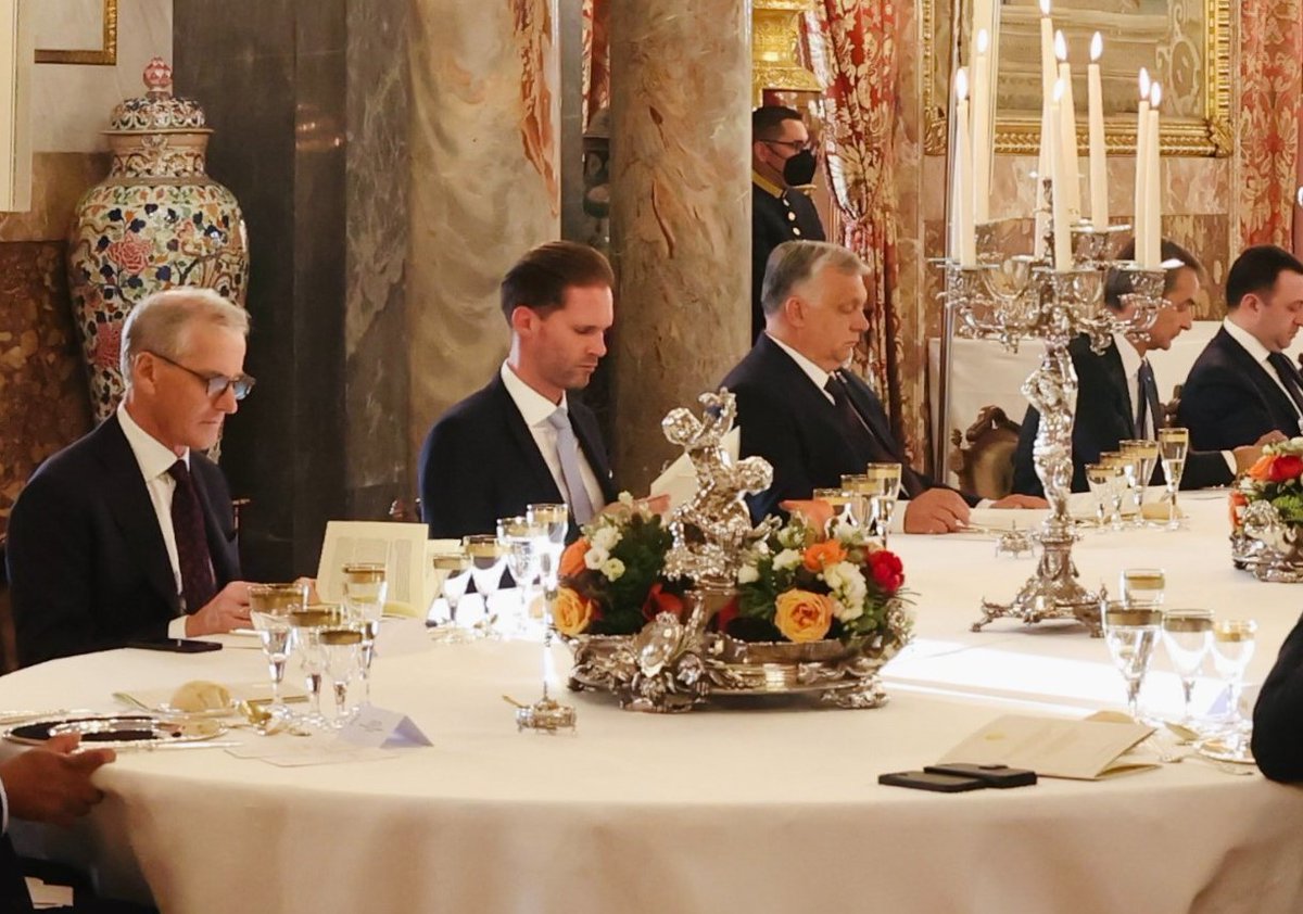 Ayer en la cena en el Palacio Real pusieron al lado de Viktor Orban, el mayor homófobo de la UE, al marido del primer ministro de Luxemburgo