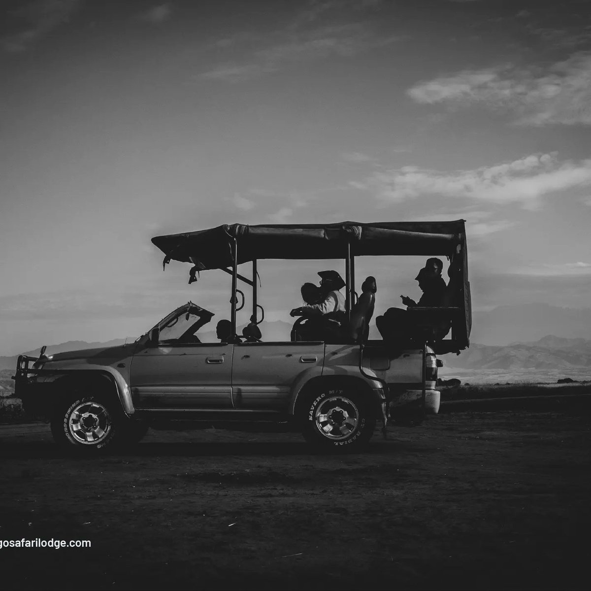 kikorongolodge's tweet photo. There's nothing on this earth quite like the bond you form with nature on a #Kikorongo Safari

To be one with her, to reach out and touch her pristine wilderness..

To taste and feel her unfettered air, letting her roar fill your very being with the sound of life..
#ExploreUganda https://t.co/mAzD7FoHgj
